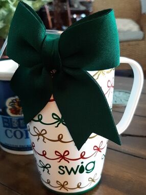 Swig Holiday Ribbon Pattern 18oz Tumbler NWT